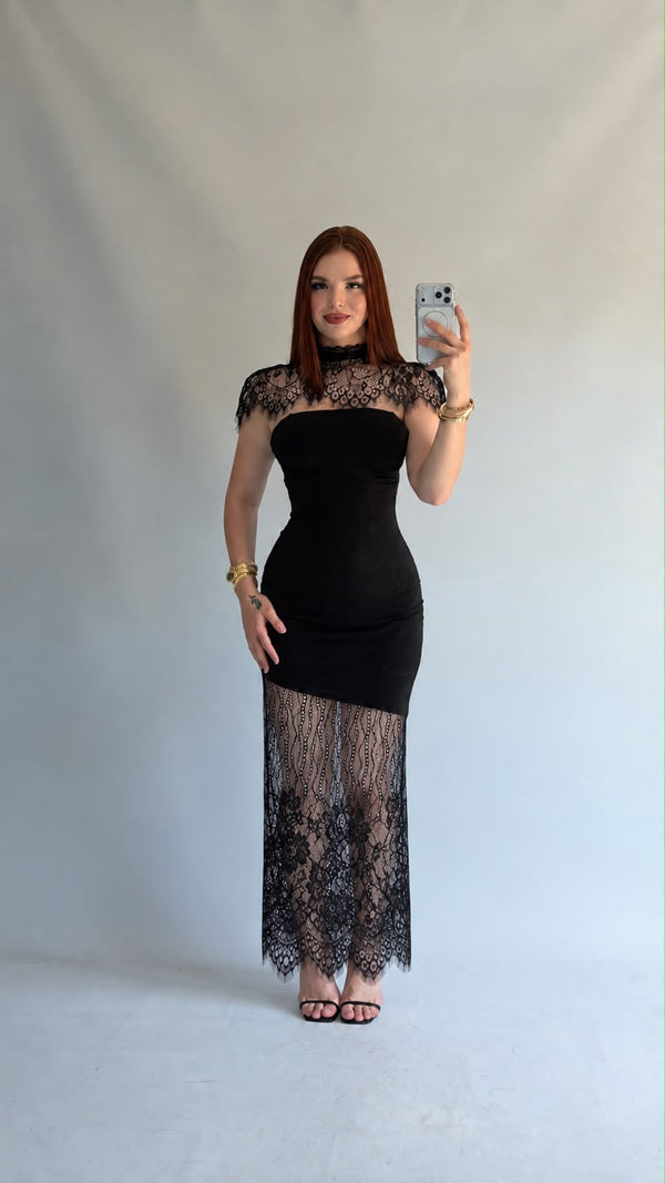 Maxi dress with a detachable tulle collar and lace trim.