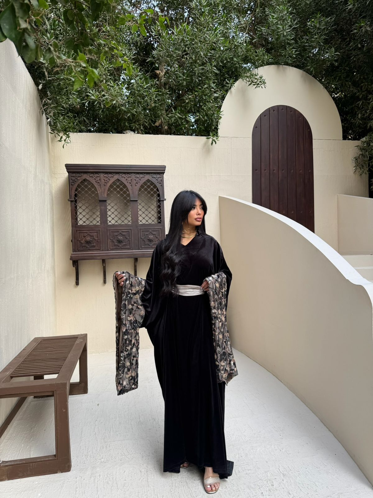 Ramadan kaftan in black velvet and pink sequins