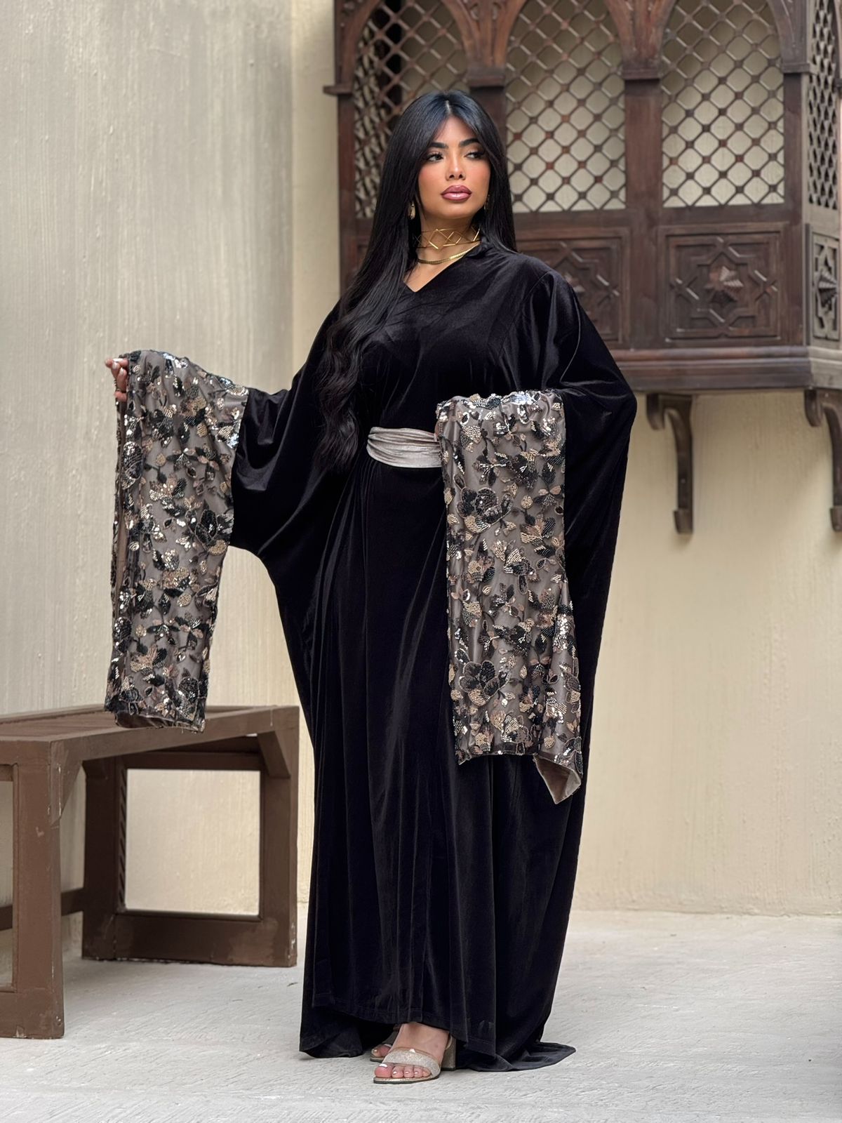 Ramadan kaftan in black velvet and pink sequins