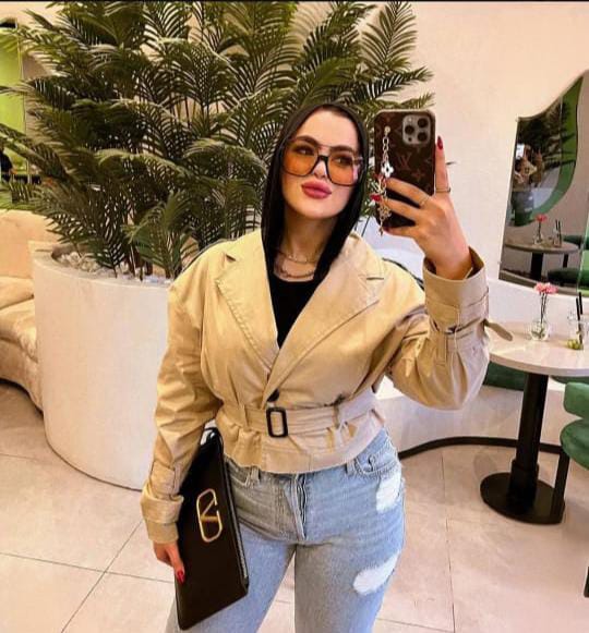 A short trench coat in gabardine: a sophisticated essential.