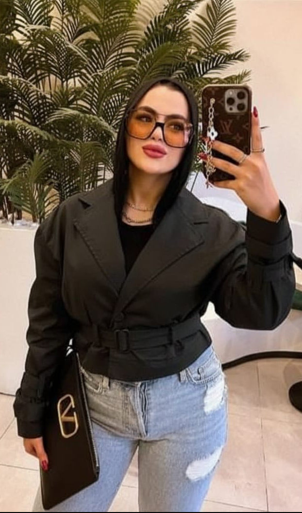 A short trench coat in gabardine: a sophisticated essential.