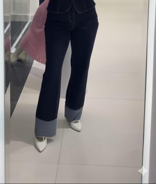 Chic denim: Wide-leg jeans with contrasting hems