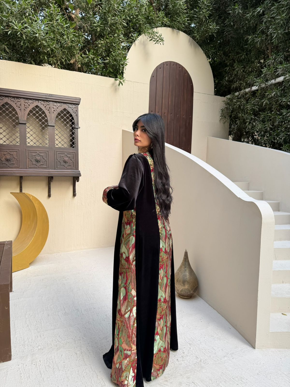 A velvet kaftan from Bisht with a dark floral print: a distinctive piece for Ramadan