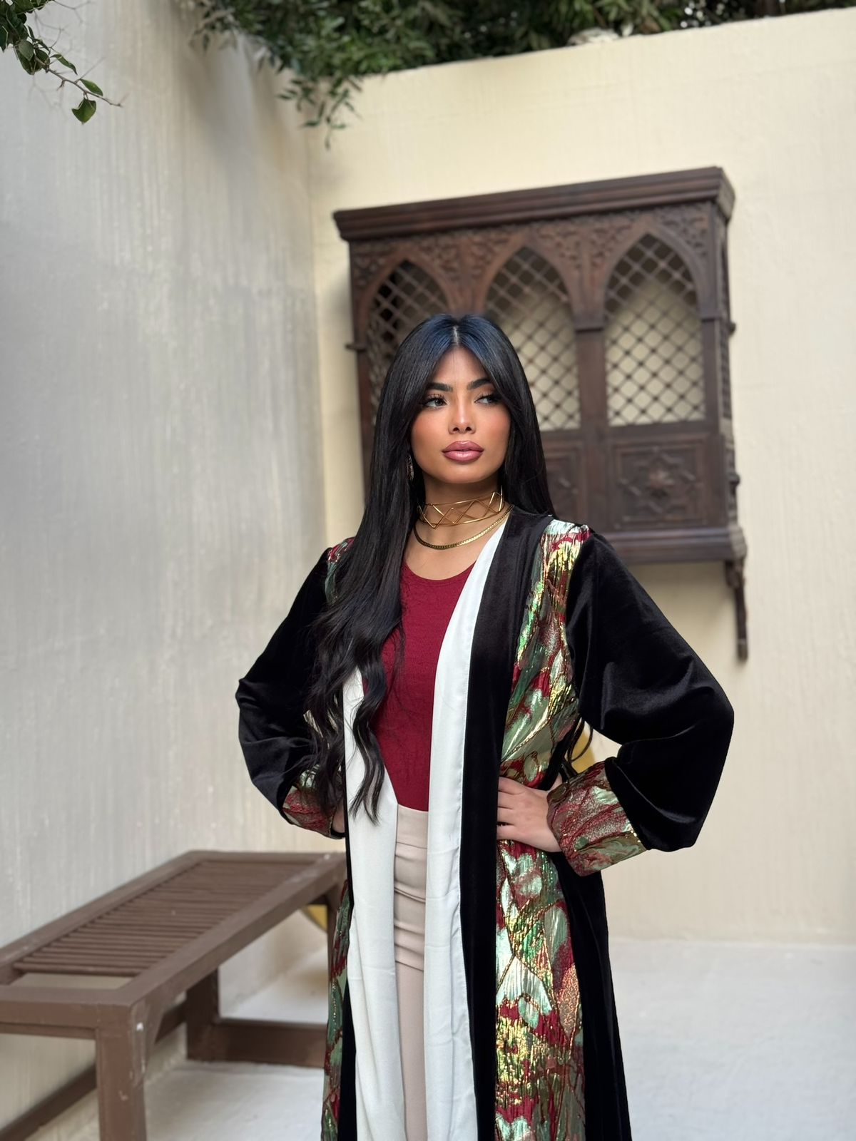 A velvet kaftan from Bisht with a dark floral print: a distinctive piece for Ramadan