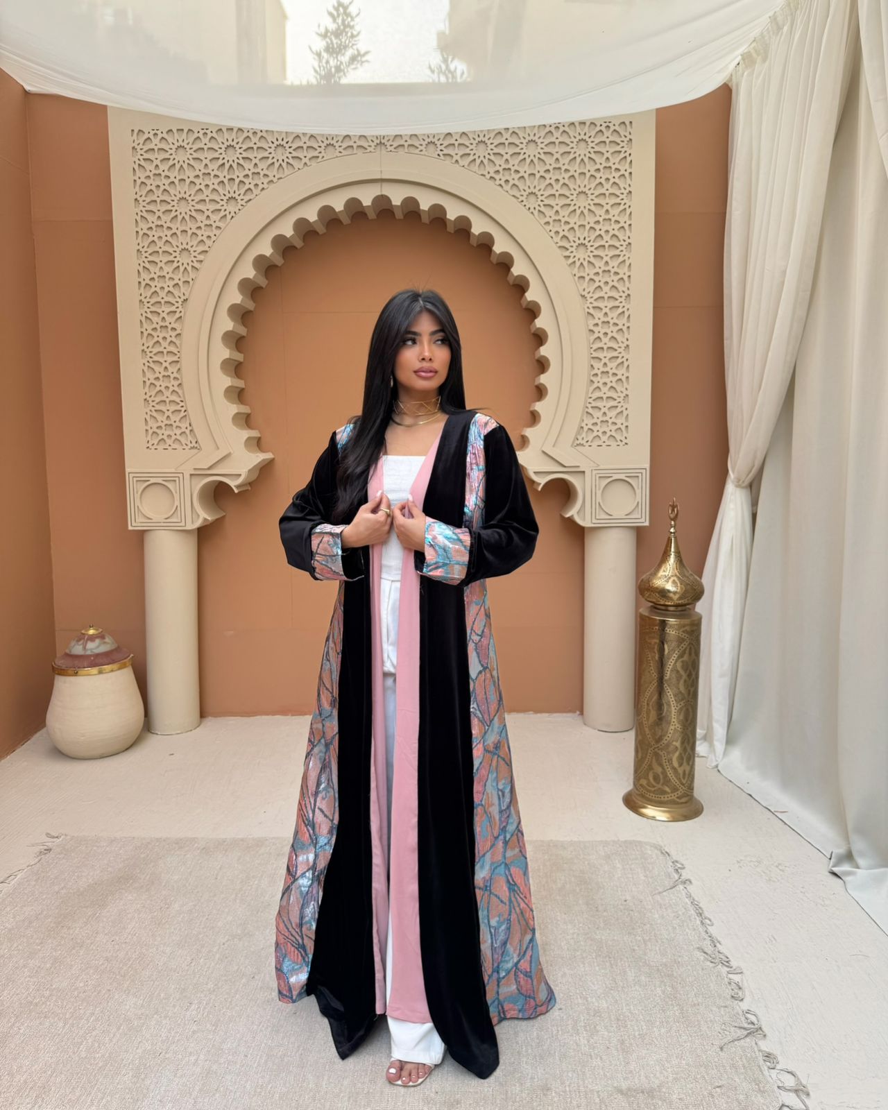 A velvet kaftan from Bisht with a dark floral print: a distinctive piece for Ramadan