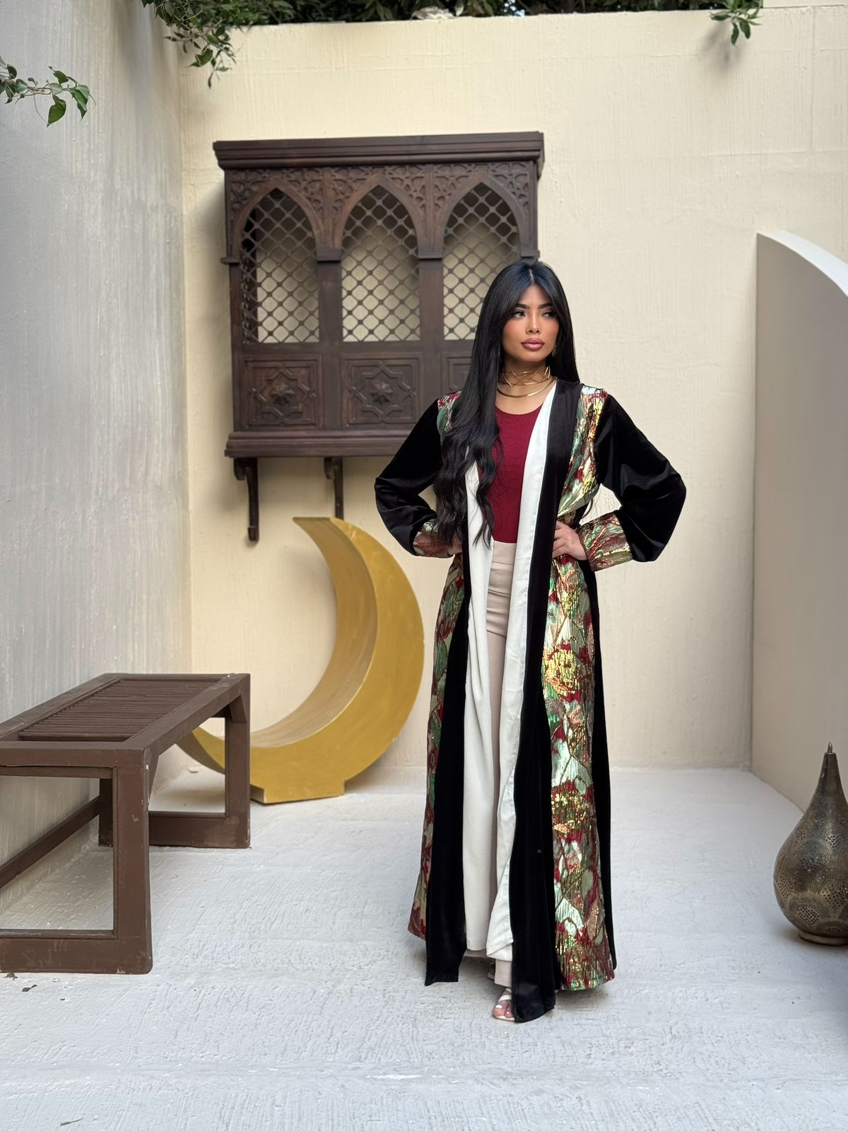 A velvet kaftan from Bisht with a dark floral print: a distinctive piece for Ramadan