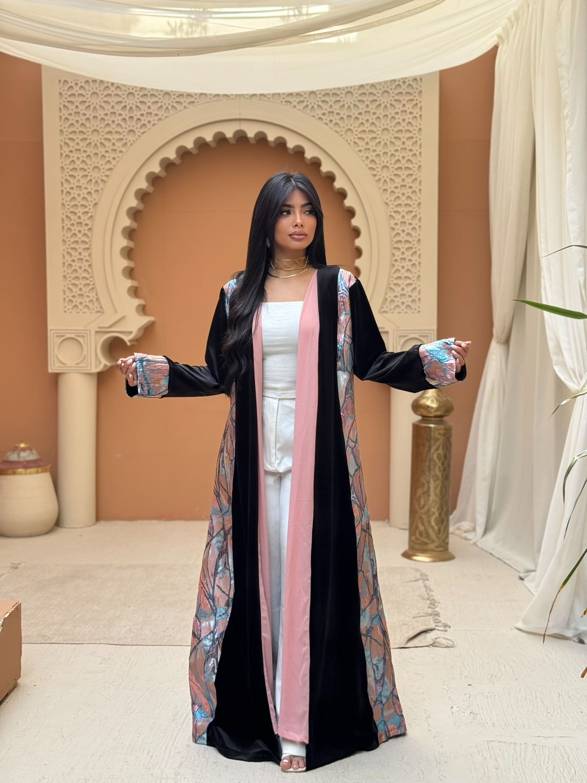 A velvet kaftan from Bisht with a dark floral print: a distinctive piece for Ramadan