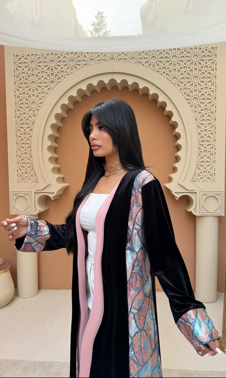 A velvet kaftan from Bisht with a dark floral print: a distinctive piece for Ramadan