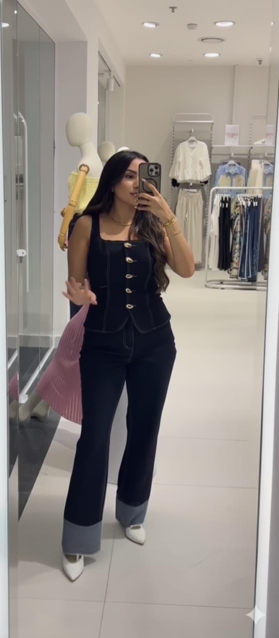 Chic denim: Wide-leg jeans with contrasting hems